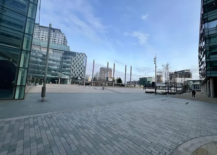 Spacious 2 Bedroom Flat Stunning Waterside View