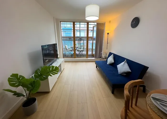Stylish City Centre Flat - Balcony And Parking
