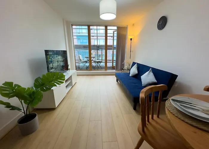 Stylish City Centre Flat - Balcony And Parking