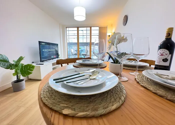 Stylish City Centre Flat - Balcony And Parking